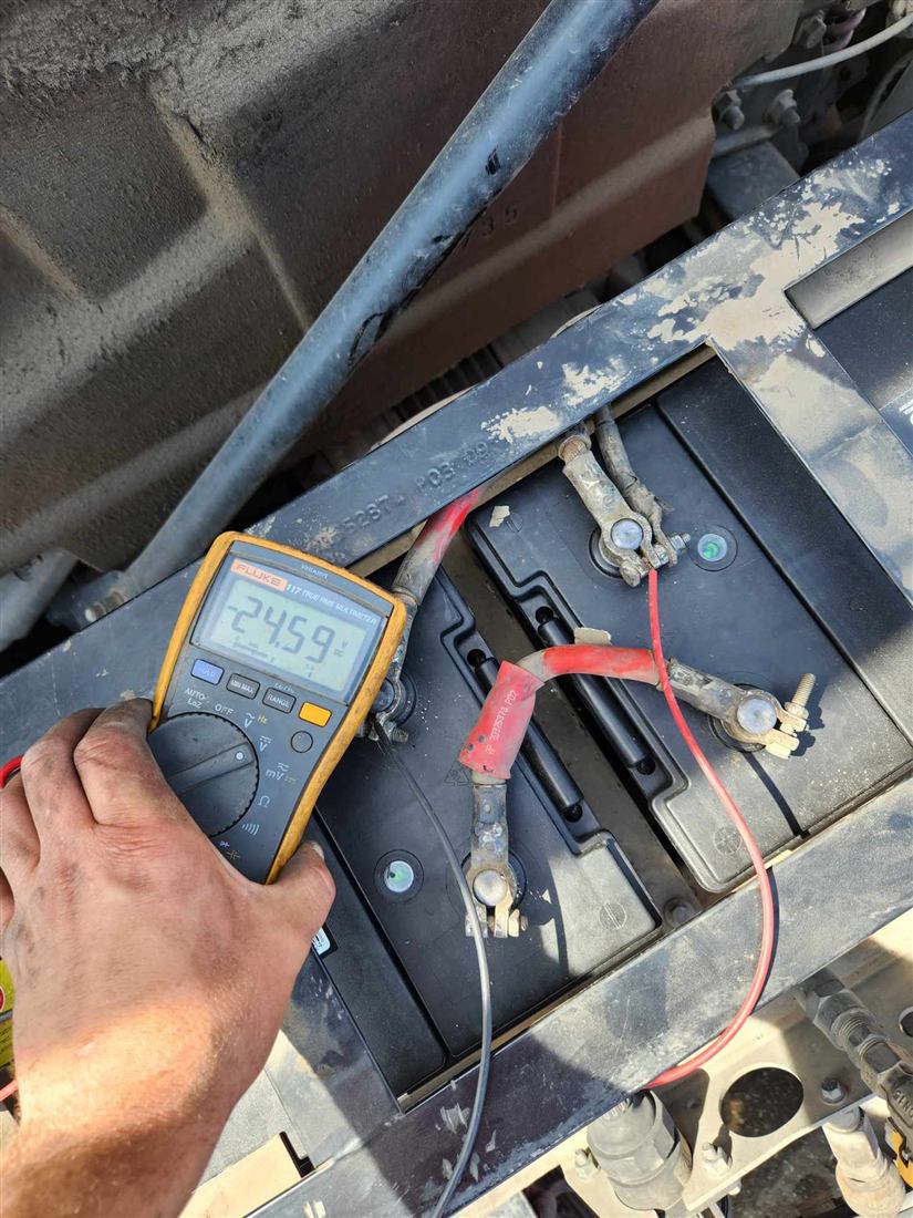 Fluke multimeter dual-battery bank test